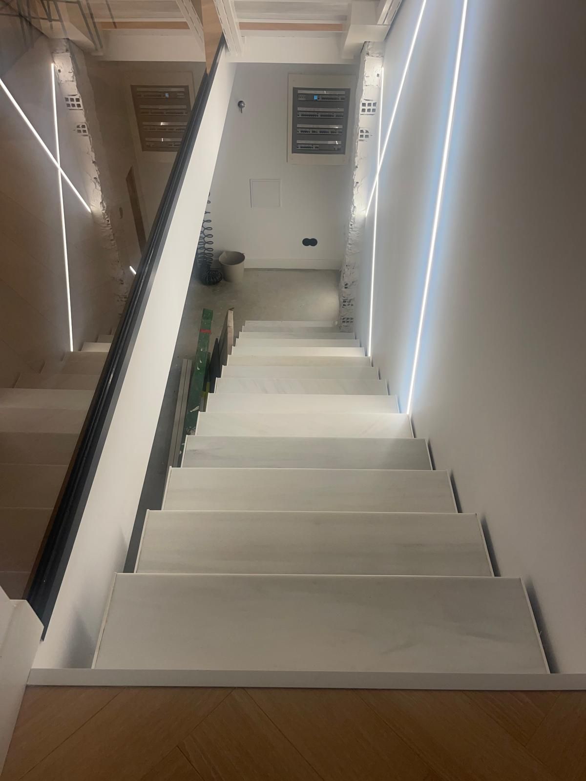 Escalera con iluminación lineal